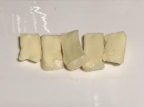 把布里奶酪切成片。