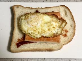 接着放上煎蛋；