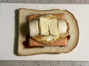 放上布里奶酪；