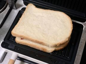 盖上另一片吐司片，放入预热好的三明治机；