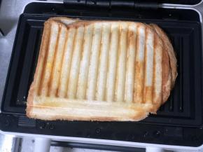 盖好三明治机，热压3～5分钟；