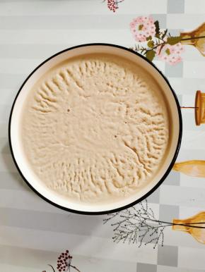 肉冻1份备用！(猪皮洗净，焯水，放在锅中，加入八角，桂皮，生姜，花椒，干辣椒1个，盐一勺，倒入适量的开水小火慢炖两个小时，把肉皮捞出来放进料理机中，加入适量的肉汤搅拌成细腻的汁，再反复过筛几次，把里面残留的猪毛过滤出来！再倒入锅中煮两分钟关火，晾凉放在冰箱冷藏一晚上就成猪皮冻了！)

