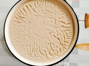 肉冻1份备用！(猪皮洗净，焯水，放在锅中，加入八角，桂皮，生姜，花椒，干辣椒1个，盐一勺，倒入适量的开水小火慢炖两个小时，把肉皮捞出来放进料理机中，加入适量的肉汤搅拌成细腻的汁，再反复过筛几次，把里面残留的猪毛过滤出来！再倒入锅中煮两分钟关火，晾凉放在冰箱冷藏一晚上就成猪皮冻了！)

