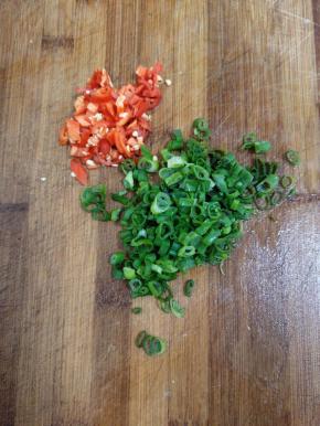 红辣椒切成小丁，葱切成葱花备用！

