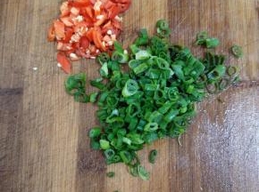 红辣椒切成小丁，葱切成葱花备用！

