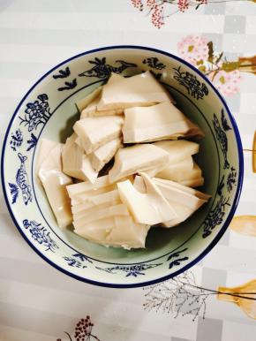 肉冻切成片，放在碗中！

