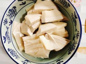 肉冻切成片，放在碗中！

