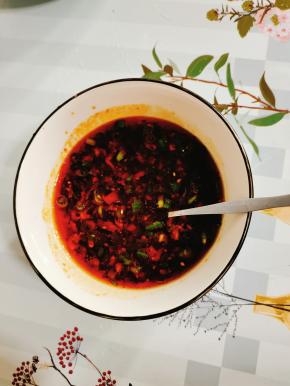 碗中放入一勺辣椒油，两勺蒜泥，两勺香醋，两勺生抽，一勺盐，一勺鸡精，一勺花椒油，适量的香油，红辣椒丁，葱花搅拌均匀调成料汁儿！