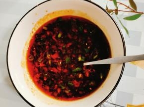 碗中放入一勺辣椒油，两勺蒜泥，两勺香醋，两勺生抽，一勺盐，一勺鸡精，一勺花椒油，适量的香油，红辣椒丁，葱花搅拌均匀调成料汁儿！