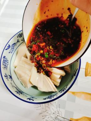 
把调好的料汁儿倒进肉冻中！

