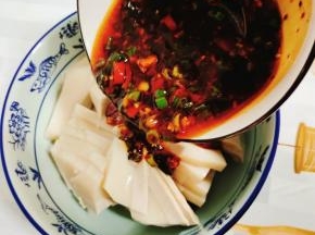 
把调好的料汁儿倒进肉冻中！

