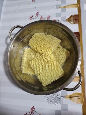方便面用开水烫一分钟左右！(把方便泡散开即可，不要泡太长时间，影响口感！)