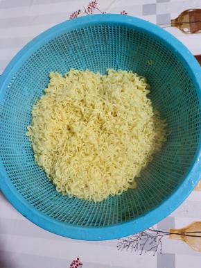 泡好的方便面捞出控干水分备用！