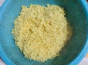 泡好的方便面捞出控干水分备用！