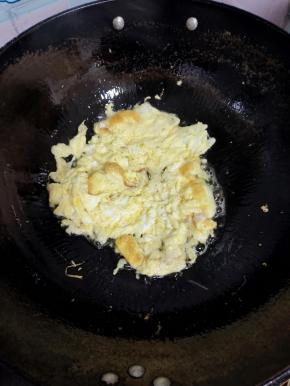 起锅烧油，放入打散的鸡蛋，划散！捞出备用！