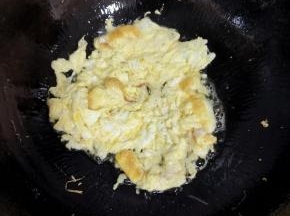 起锅烧油，放入打散的鸡蛋，划散！捞出备用！