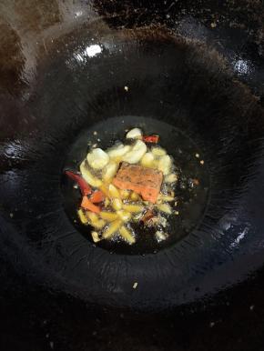 再次起锅烧油，放入蒜瓣，生姜，干辣椒爆香，再加入火锅底料炒出红油！