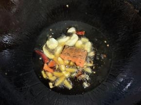 再次起锅烧油，放入蒜瓣，生姜，干辣椒爆香，再加入火锅底料炒出红油！