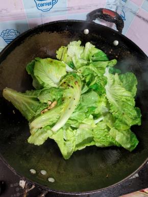 放入生菜翻炒均匀！