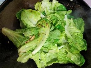 放入生菜翻炒均匀！