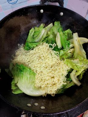 放入泡好的方便面翻炒均匀！