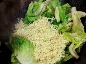 放入泡好的方便面翻炒均匀！