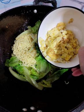 放入炒好的鸡蛋翻炒均匀！