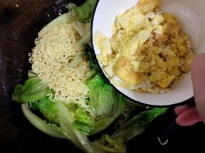 放入炒好的鸡蛋翻炒均匀！