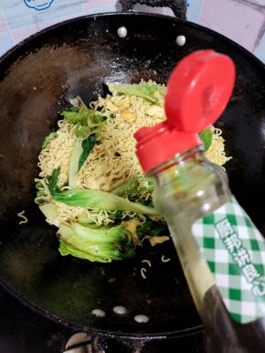 放入适量的生抽上色！