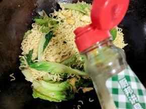 放入适量的生抽上色！