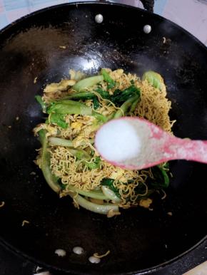 放入一勺盐调味！