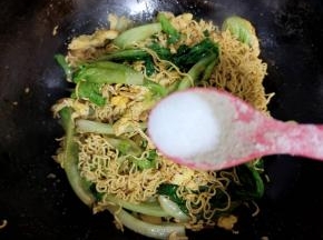 放入一勺盐调味！