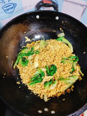 起锅前放入适量的鸡精翻炒均匀即可！