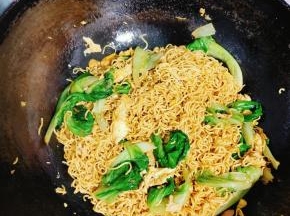 起锅前放入适量的鸡精翻炒均匀即可！