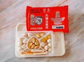 鲜逢火锅合家欢内有5种食材:鱼丸、龙虾味球、鱼柱、蟹味棒和爱心鱼豆腐，海鱼鲜制鲜味十足。