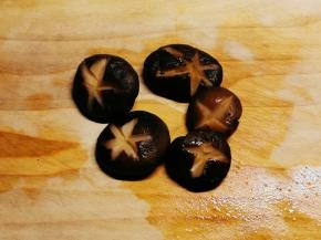 干香菇提前泡发，切花刀。