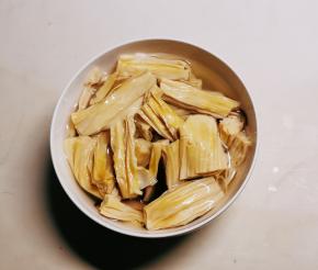 腐竹提前泡发，切段。