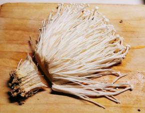 金针菇去掉根部，清洗干净。