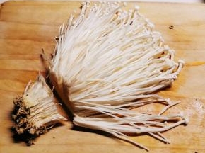 金针菇去掉根部，清洗干净。