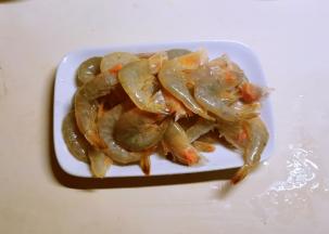 去掉虾须和虾线。