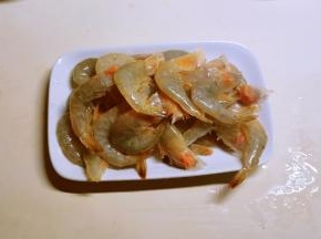 去掉虾须和虾线。