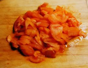 番茄去皮切小块。