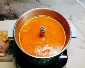 番茄汤汁倒入火锅中，继续加热烧开。