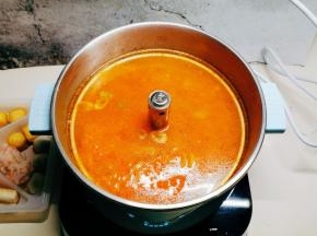 番茄汤汁倒入火锅中，继续加热烧开。
