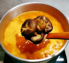 先放入耐煮食材，比如香菇。