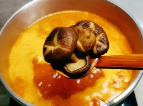 先放入耐煮食材，比如香菇。