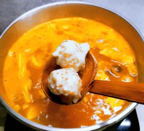 依次放入龙虾味球。