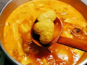 放入鱼豆腐。