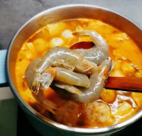 放入虾、腐竹和胡萝卜片。