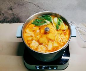 最后放入叶菜和金针菇，加盐调味。